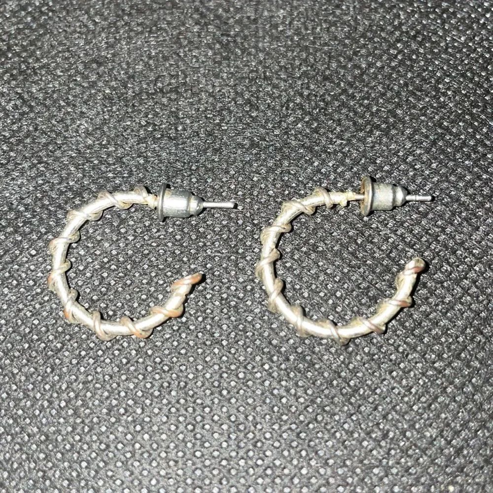 Small hoop earrings - Picture 3 of 3